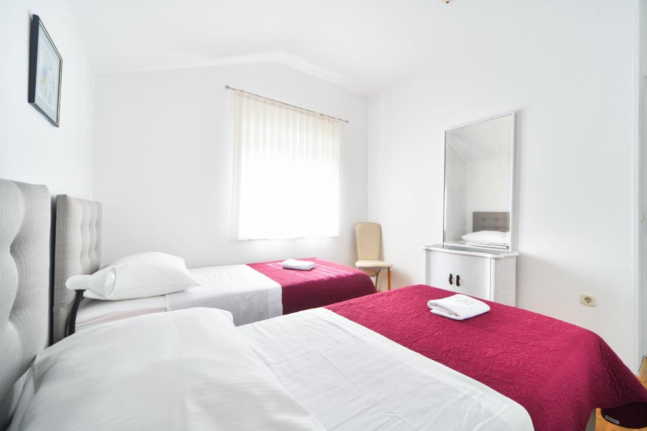 Apartments Martom Селине Екстериор снимка