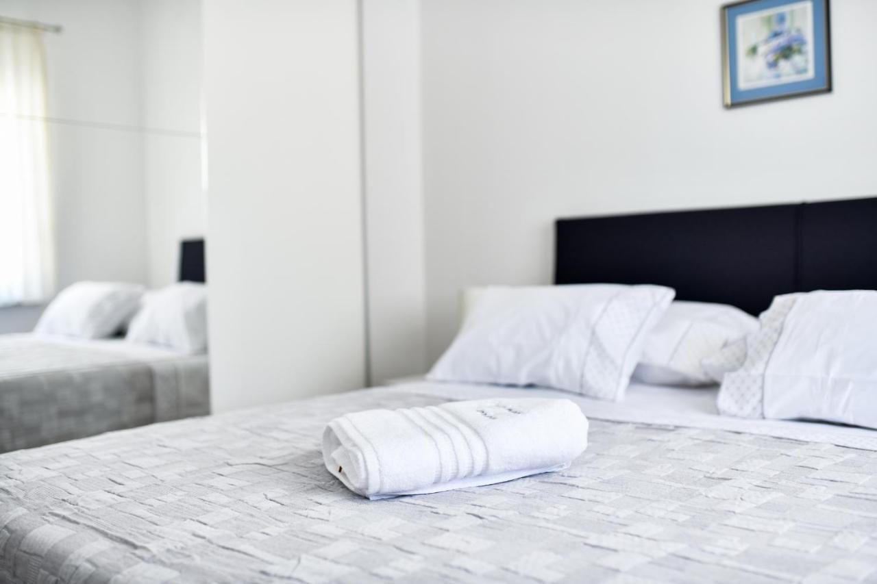 Apartments Martom Селине Екстериор снимка