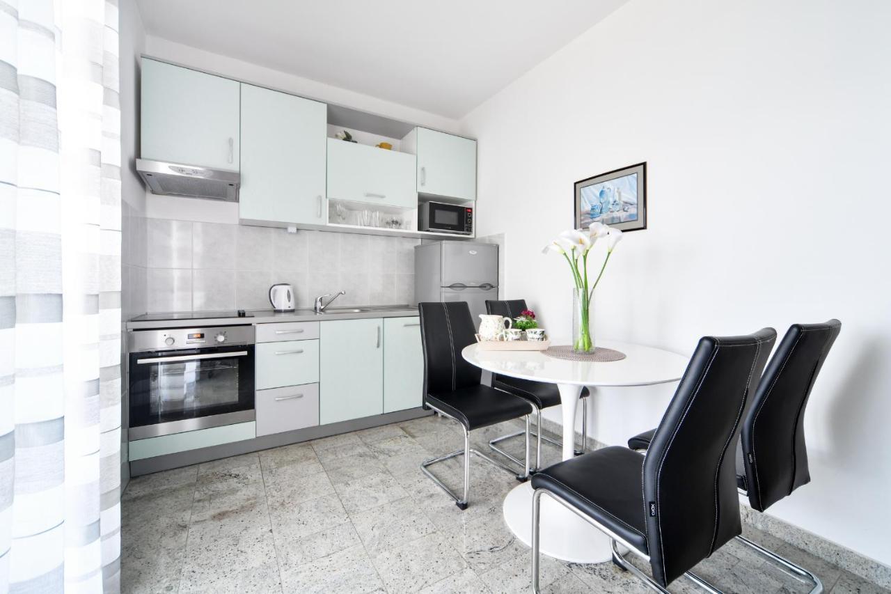 Apartments Martom Селине Екстериор снимка