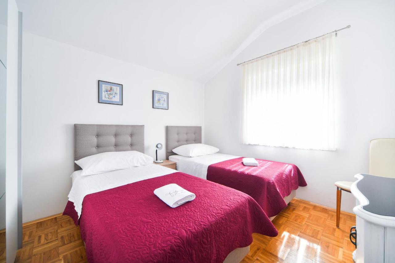 Apartments Martom Селине Екстериор снимка