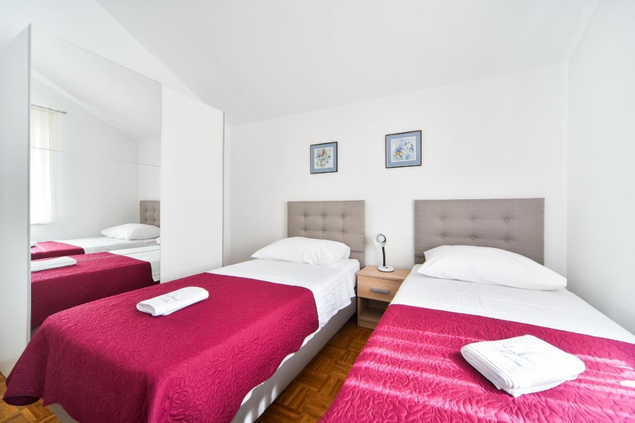 Apartments Martom Селине Екстериор снимка