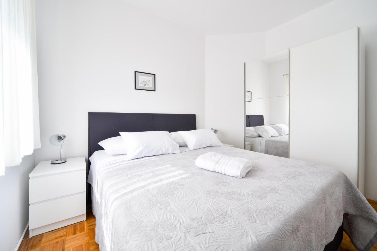 Apartments Martom Селине Екстериор снимка