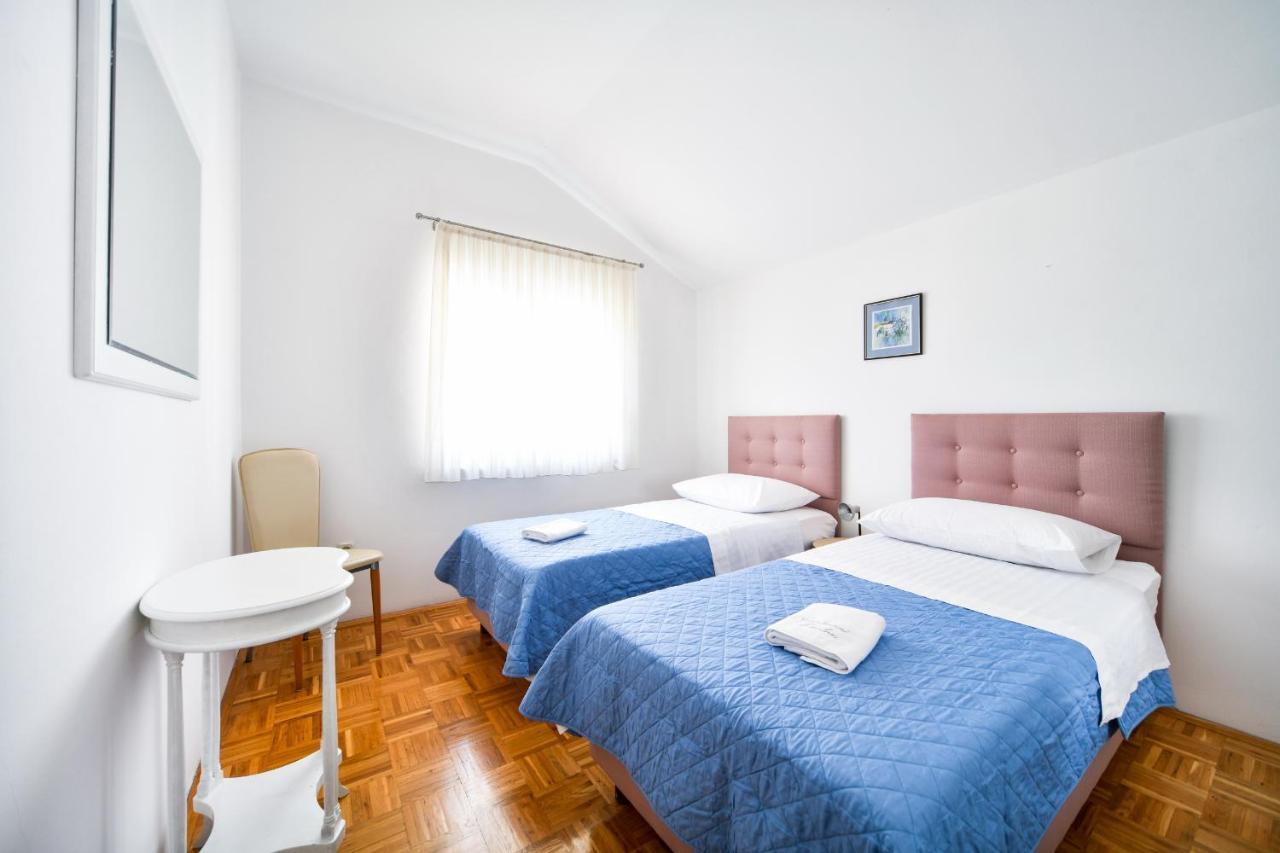 Apartments Martom Селине Екстериор снимка