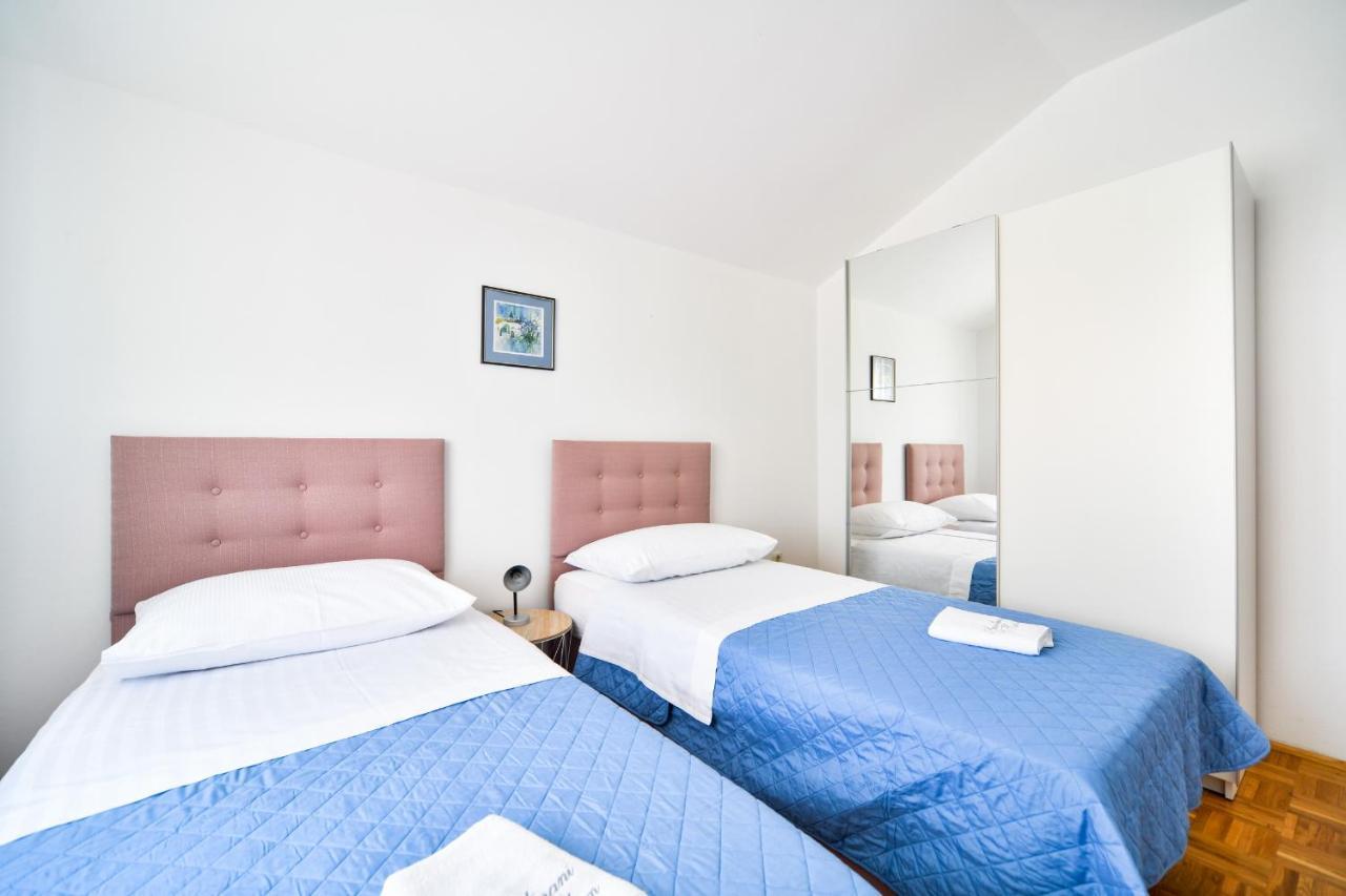 Apartments Martom Селине Екстериор снимка