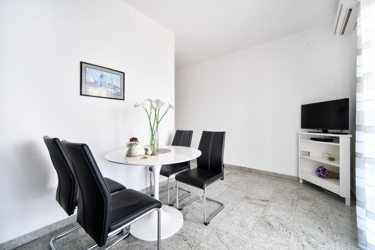 Apartments Martom Селине Екстериор снимка