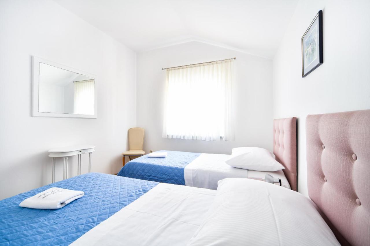 Apartments Martom Селине Екстериор снимка