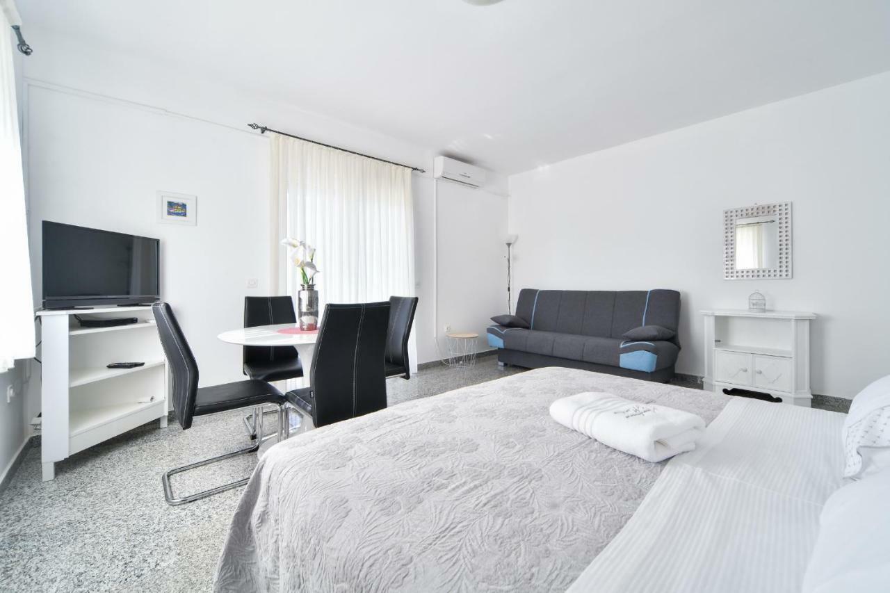 Apartments Martom Селине Екстериор снимка