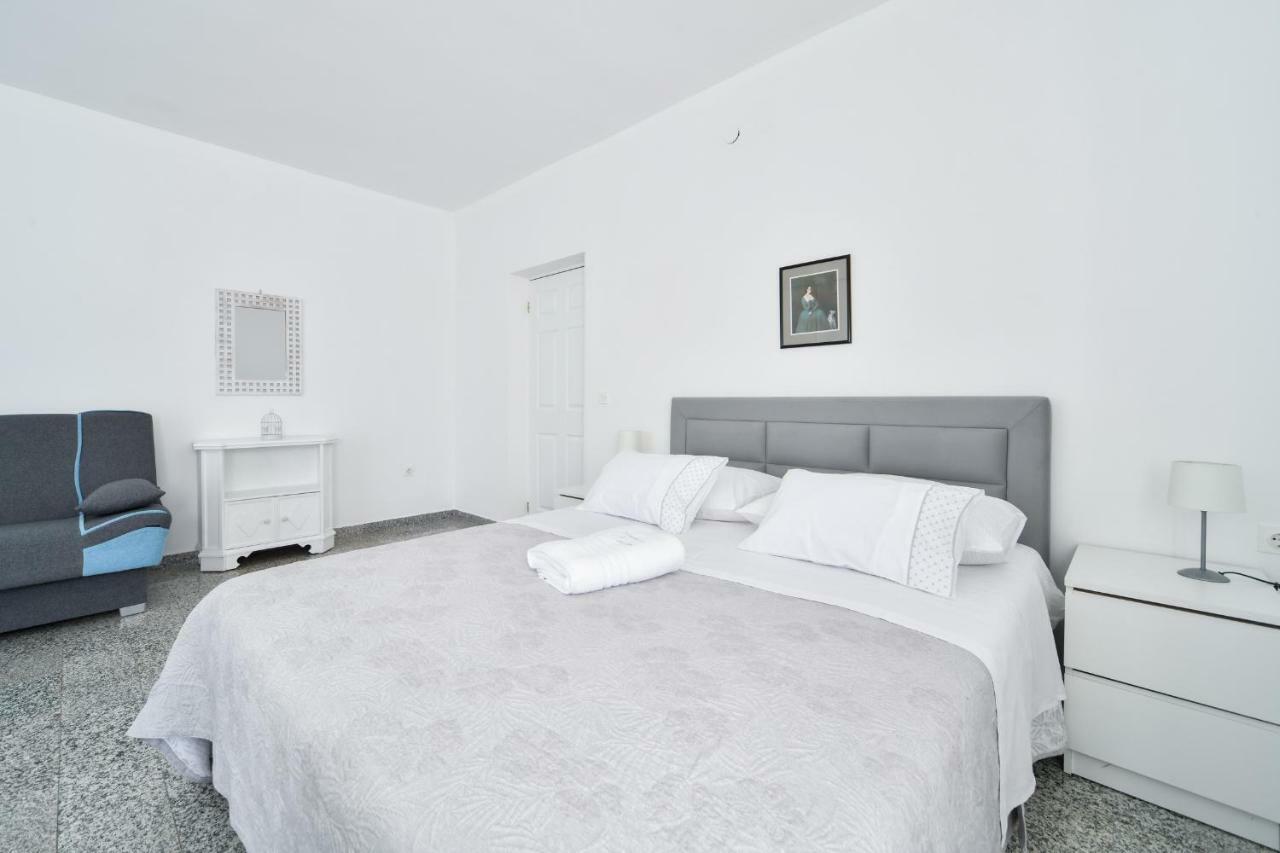Apartments Martom Селине Екстериор снимка