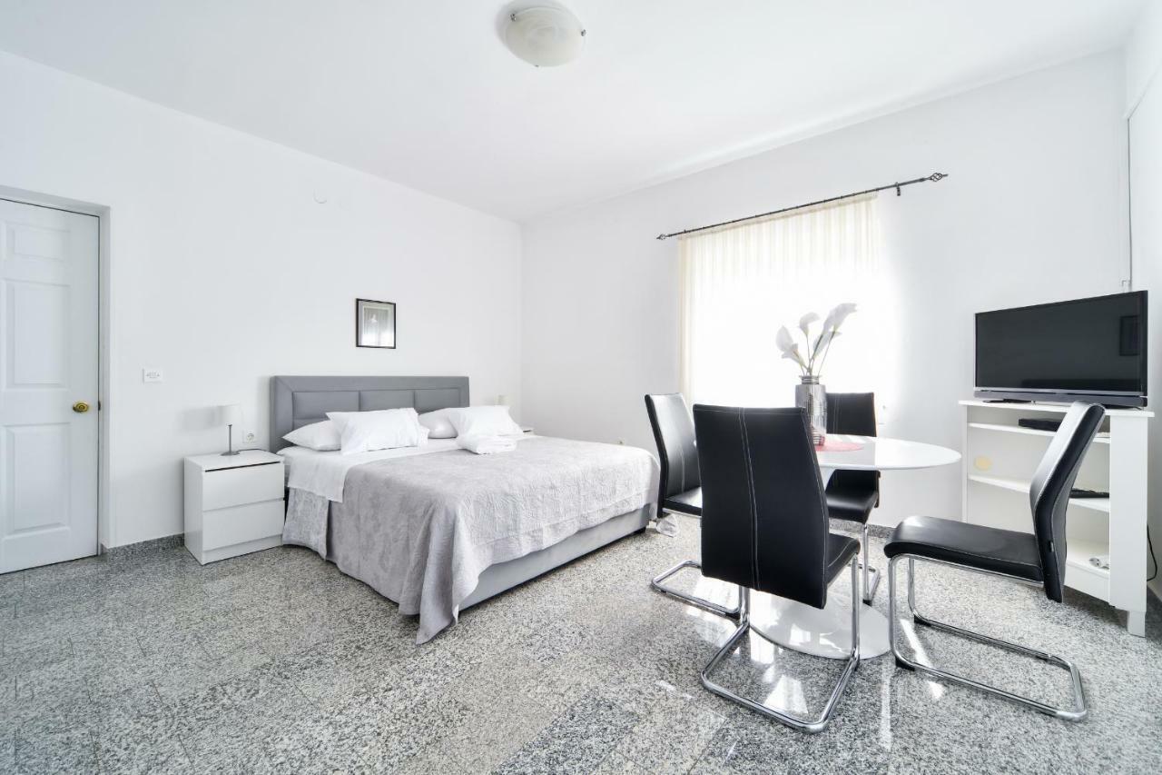 Apartments Martom Селине Екстериор снимка