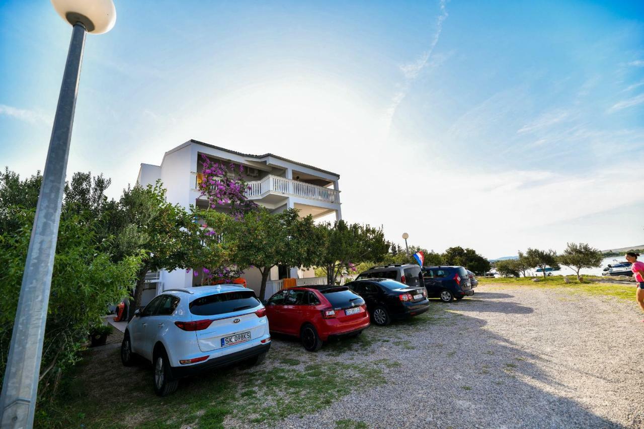 Apartments Martom Селине Екстериор снимка